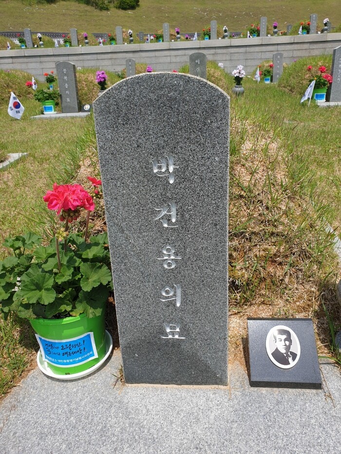 계엄군의 총탄에 머리를 다쳐 후유증에 시달리다가 1988년 작고한 박건용씨의 묘.