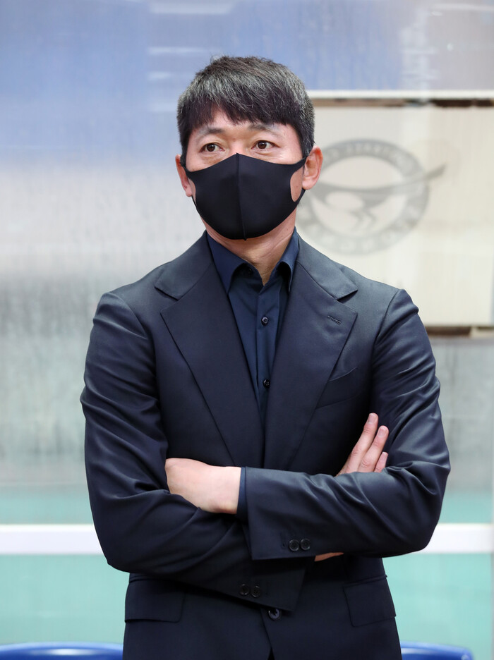김남일 성남FC 감독이 9일 오후 광주월드컵경기장에서 열린 2020 K리그1 광주FC와의 경기에서 선수들의 플레이를 지켜보고 있다. 광주/연합뉴스
