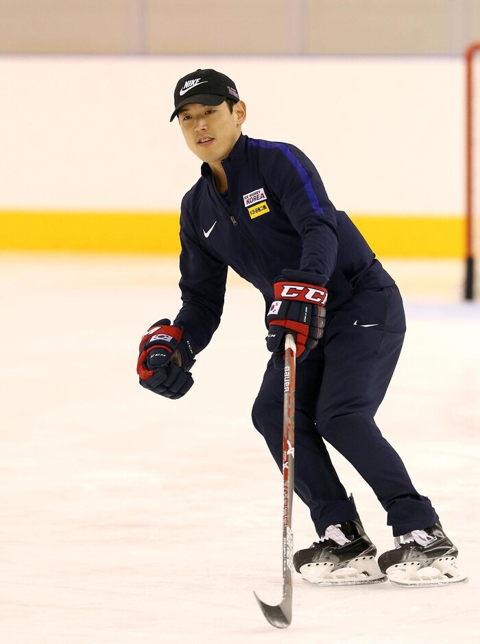 재미교포 샘 킴이 세계 최고의 무대인 북미아이스하키리그(NHL) 토론토 메이플리프스에 비디오 분석관으로 영입됐다. 사진은 한국 아이스하키대표팀의 코치 시절 모습. 연합뉴스