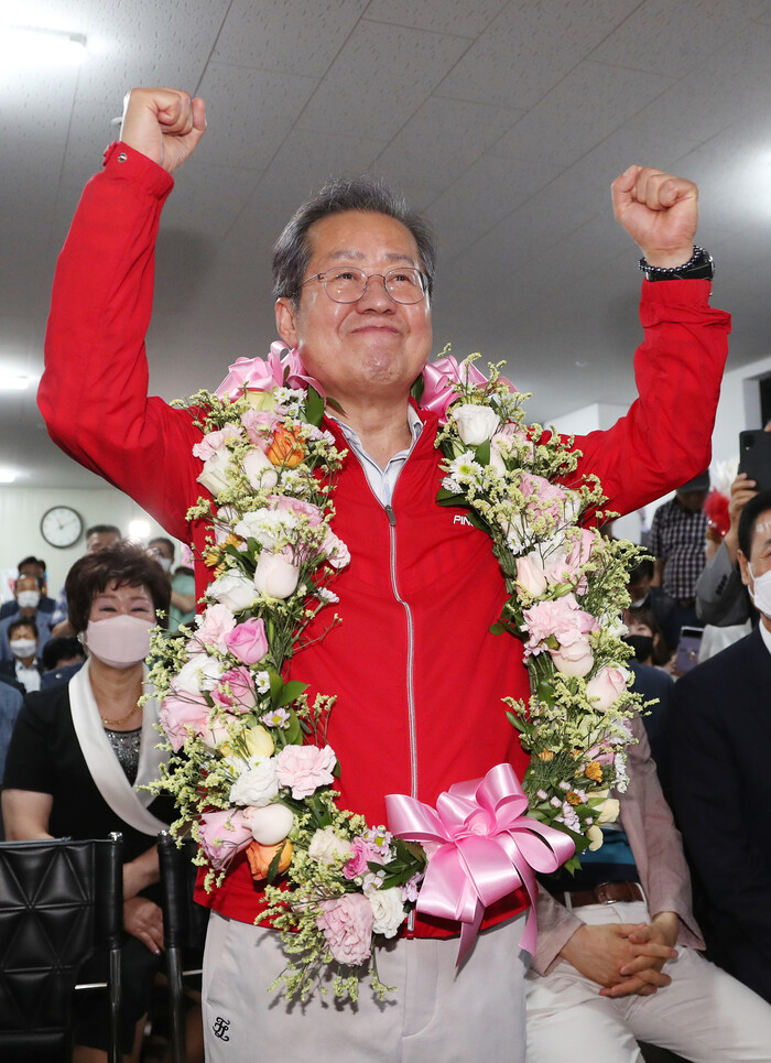 1일 오후 국민의힘 홍준표 대구시장 후보가 당선이 확실시되자 자신의 대구 중구 자신의 선거사무소에서 기뻐하고 있다. 연합뉴스