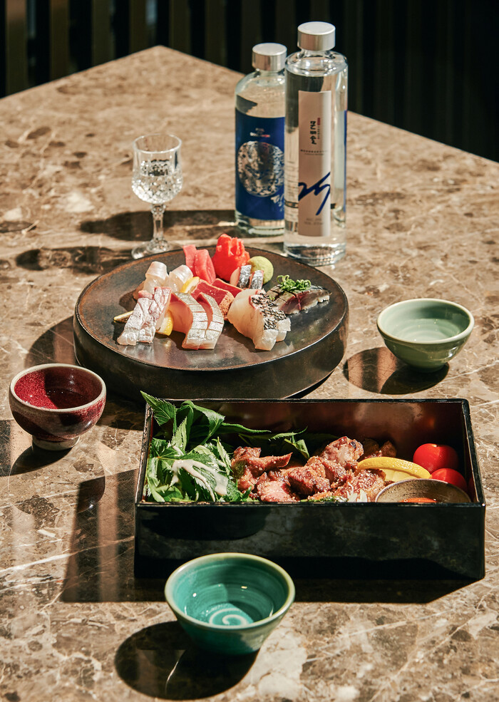 증류식 소주와 먹기 좋은 다양한 안주들. 사진 스튜디오어댑터 강현욱, 장소 협찬 삼씨오화