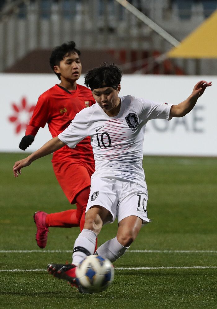 한국 여자축구대표팀의 지소연이 3일 제주월드컵경기장에서 열린 2020 도쿄올림픽 아시아지역 최종예선 A조 1차전 미얀마와 경기에서 득점하고 있다. 서귀포/연합뉴스