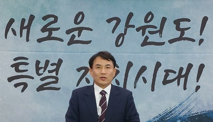 김진태 강원지사가 9일 오후 강원도청 브리핑룸에서 긴급 기자회견을 열어 산불 진화 중 골프 연습과 술자리를 했다고 보도한 &lt;한국방송&gt;(KBS)을 상대로 고소장을 제출했다고 밝히고 있다. 박수혁 기자