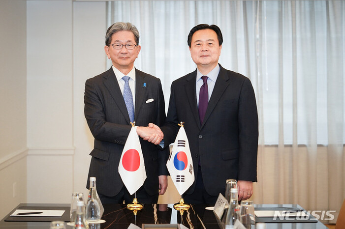 조현동 외교부 1차관(오른쪽)과 모리 다케오 일본 외무성 사무차관이 13일 회담에 앞서 악수하고 있다. 외교부 제공