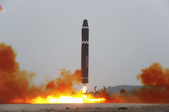 지난 18일 북한의 대륙간탄도미사일(ICBM) 발사 모습을 담은 &lt;조선중앙텔레비전&gt; 화면. 연합뉴스