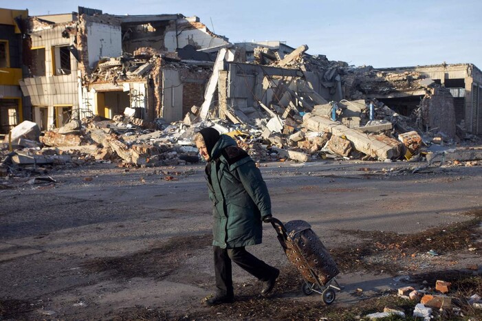 우크라이나 동부 도네츠크주의 바흐무트에서 한 주민이 파괴된 건물 앞을 지나고 있다. 바흐무트/AFP 연합뉴스