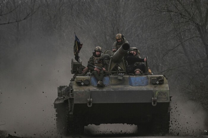 우크라이나군 탱크가 15일 격전지 바흐무트 인근에서 이동하고 있다. AFP 연합뉴스