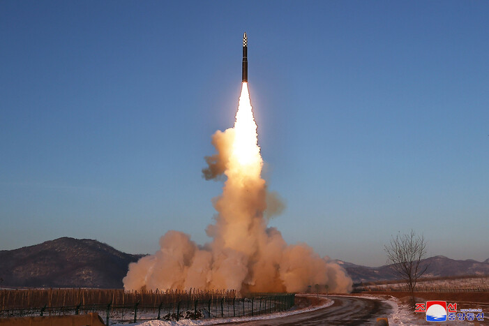 북한이 18일 실시한 화성-18형 대륙간탄도미사일(ICBM) 시험발사 장면. 조선중앙통신 연합뉴스