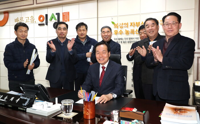 김주수 의성군수가 의성 비안·군위 소보 공동후보지에 대구통합공항을 유치하려는 신청서에 서명하고 있다. 의성군 제공