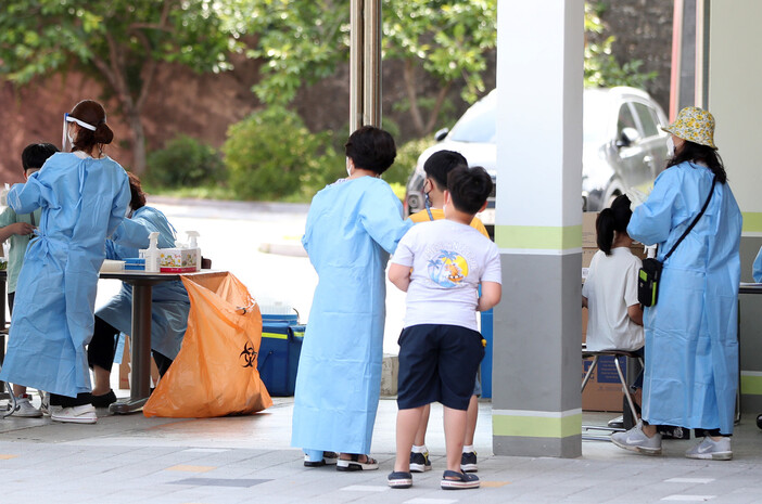 22일 강원 춘천시의 한 초등학교에 마련된 선별진료소에서 어린이들이 코로나19 검사를 받고 있다. 연합뉴스