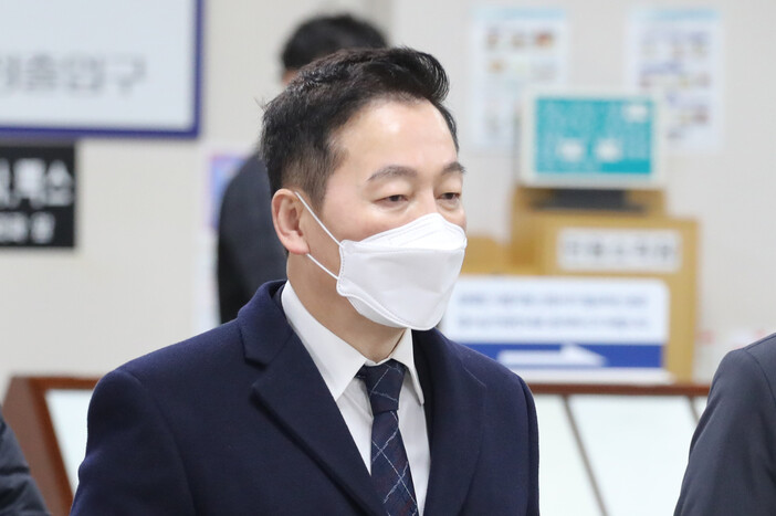봉주 전 의원이 27일 오후 서울중앙지법에서 열린 '성추행 의혹 보도 반박' 무고 혐의 2심 선고에 출석하고 있다. 연합뉴스 봉주 전 의원이 27일 오후 서울중앙지법에서 열린 '성추행 의혹 보도 반박' 무고 혐의 2심 선고에 출석하고 있다. 연합뉴스