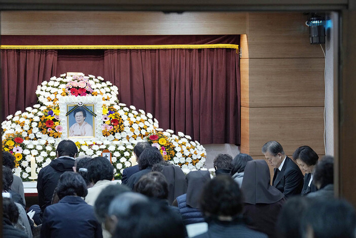 문재인 대통령과 김정숙 여사가 30일 오전 부산 수영구 남천성당에 마련된 강한옥 여사의 빈소에서 생전 고인이 다니던 성당의 교우들과 위령미사를 드리고 있다.