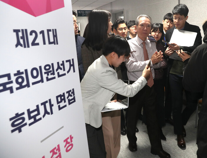 김형오 미래통합당 공천관리위원장이 19일 오후 국회 의원회관에서 열린 공천관리위원회 회의 도중 잠시 나와 기자들의 질문에 답하고 있다. 강창광 선임기자 chang@hani.co.kr