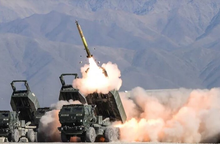 고속기동포병로켓시스템(HIMARS)의 로켓 발사 장면.