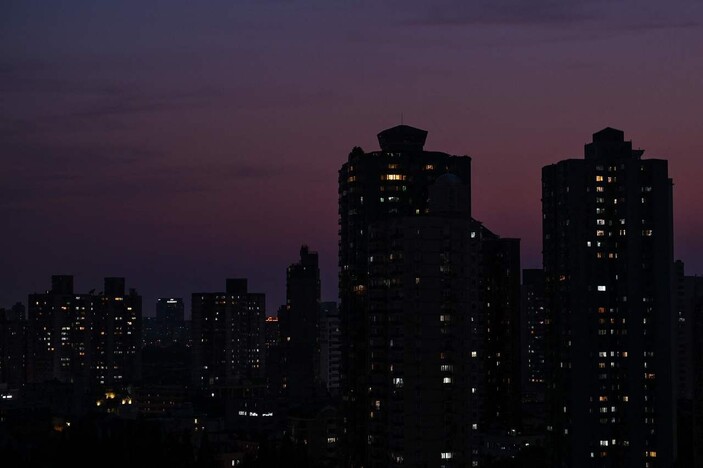 2일 오후 봉쇄 중인 중국 상하이 징안구의 아파트 모습. 상하이/AFP 연합뉴스