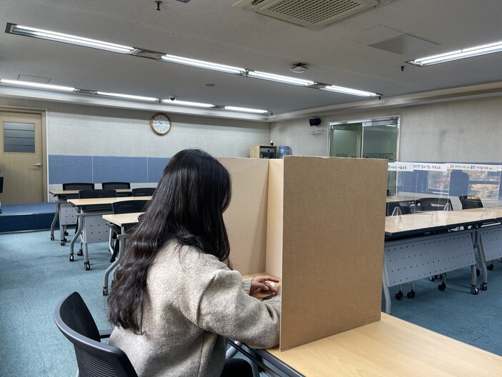 2022학년도 수능 시험에 사용될 점심시간용 가림막 견본. 사진 서울시교육청 제공