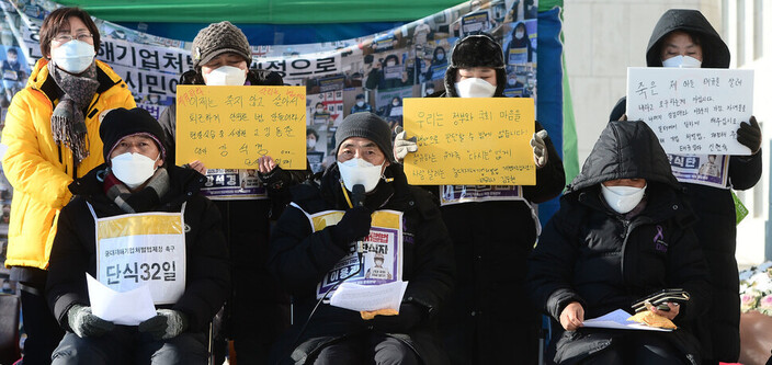 지난해 1월 서울 여의도 국회 본관 앞 단식농성장에서 열린 법사위 중대재해기업처벌법 잠정합의안 관련 국회 농성단 긴급 입장발표 기자회견에서 고 이한빛 PD의 부친 이용관씨가 발언하는 모습. 공동취재사진