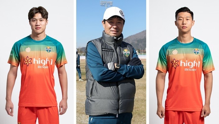 강원FC의 김병수 감독(가운데)과 김승대(왼쪽), 임채민 선수. 한국프로축구연맹 제공