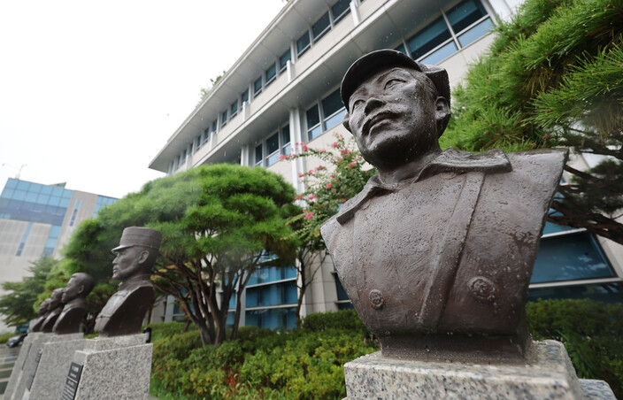 서울 용산구 국방부 청사 앞에 설치된 고 홍범도 장군 흉상 모습. 연합뉴스