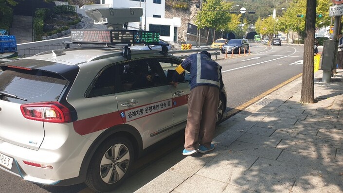 21일 오전 10시30분께부터 서울 종로구 청운동 자하문터널에서 매연 차량 단속이 벌어졌다. 매연 농도를 측정하는 모습. 이정규 기자