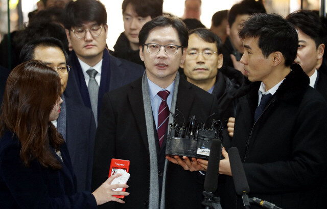 김경수 경남지사가 이른바 ‘드루킹 사건’ 1심 선고일인 지난 1월30일 서울중앙지법으로 들어서며 취재진의 질문에 답하고 있다. 강창광 기자 chang@hani.co.kr