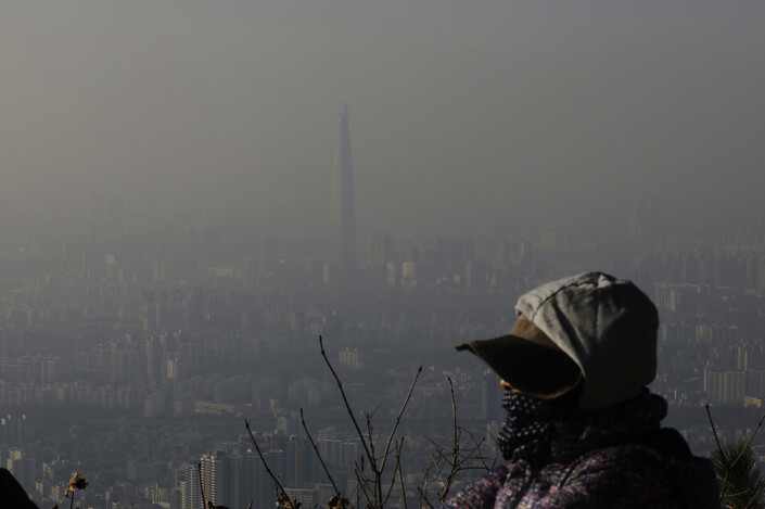 미세먼지가 뿌옇게 낀 서울 도심 모습. &lt;한겨레&gt; 자료사진