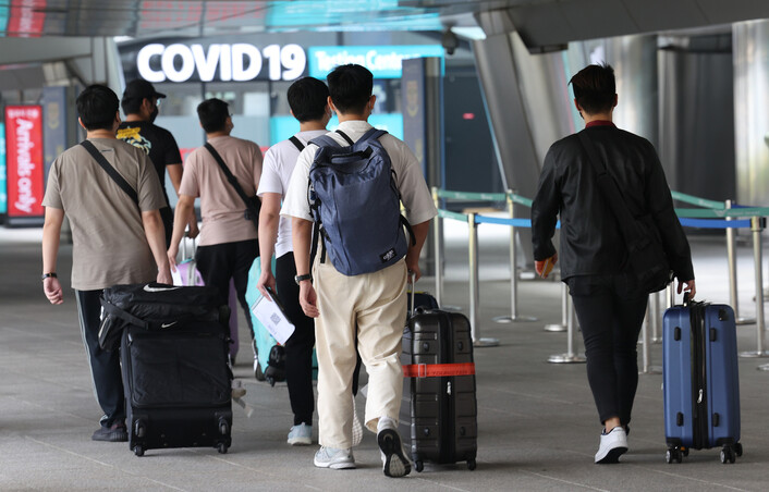 23일 오전 인천국제공항 제1여객터미널에서 해외 입국자들이 코로나 검사를 위해 이동하고 있다. 연합뉴스