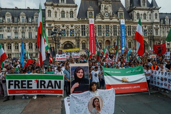 히잡을 느슨하게 썼다는 이유로 이란 도덕 경찰에게 체포됐다 의문사한 마흐사 아미니 사망 1주기였던 지난해 9월16일 프랑스 파리시청 청사 앞에 모인 시위대가 “자유 이란”을 외치며 아미니의 사망을 추모했다. AFP 연합뉴스