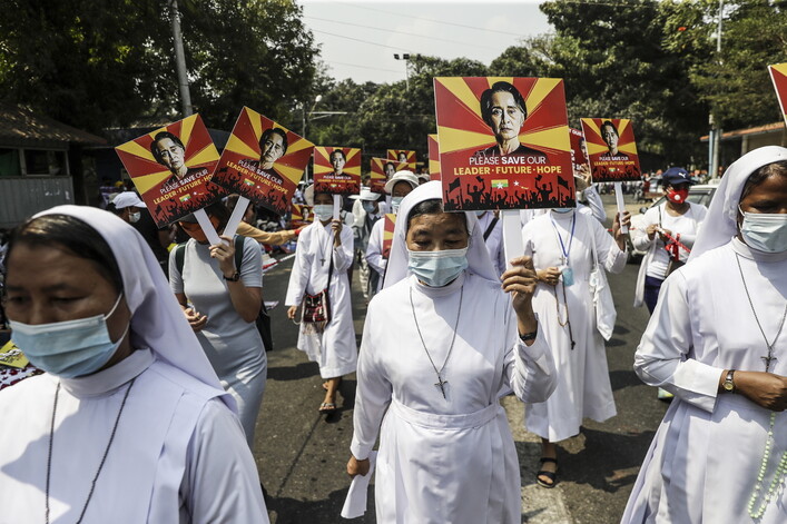 미얀마 군경, 무차별 발포…민주화 시위 사망자 3명으로 늘어