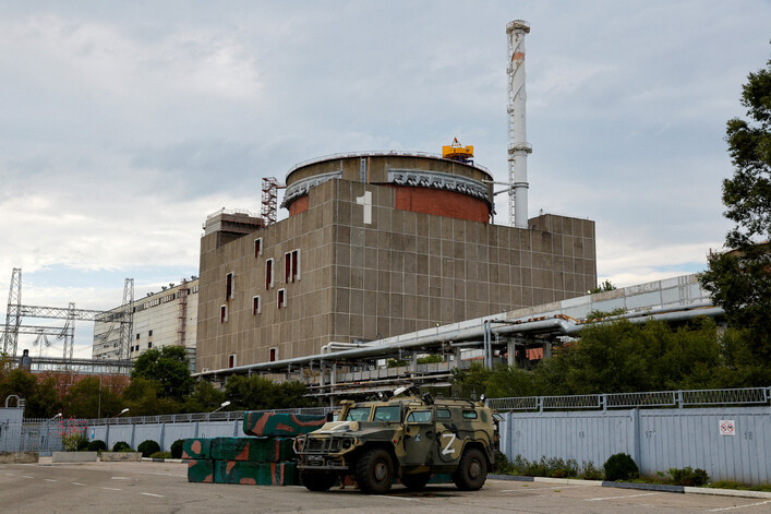 국제원자력기구(IAEA) 사찰단이 방문한 우크라이나 자포리자 원자력발전소에 1일 러시아군 군용 차량이 배치돼 있다. 에네르호다르/로이터 연합뉴스