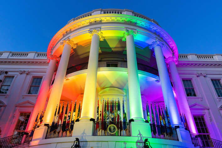 13일 동성혼을 인정하는 ‘결혼존중법’ 서명을 기념하기 위해 무지갯빛 조명이 백악관 외벽을 비추고 있다. 출처: 백악관 트위터