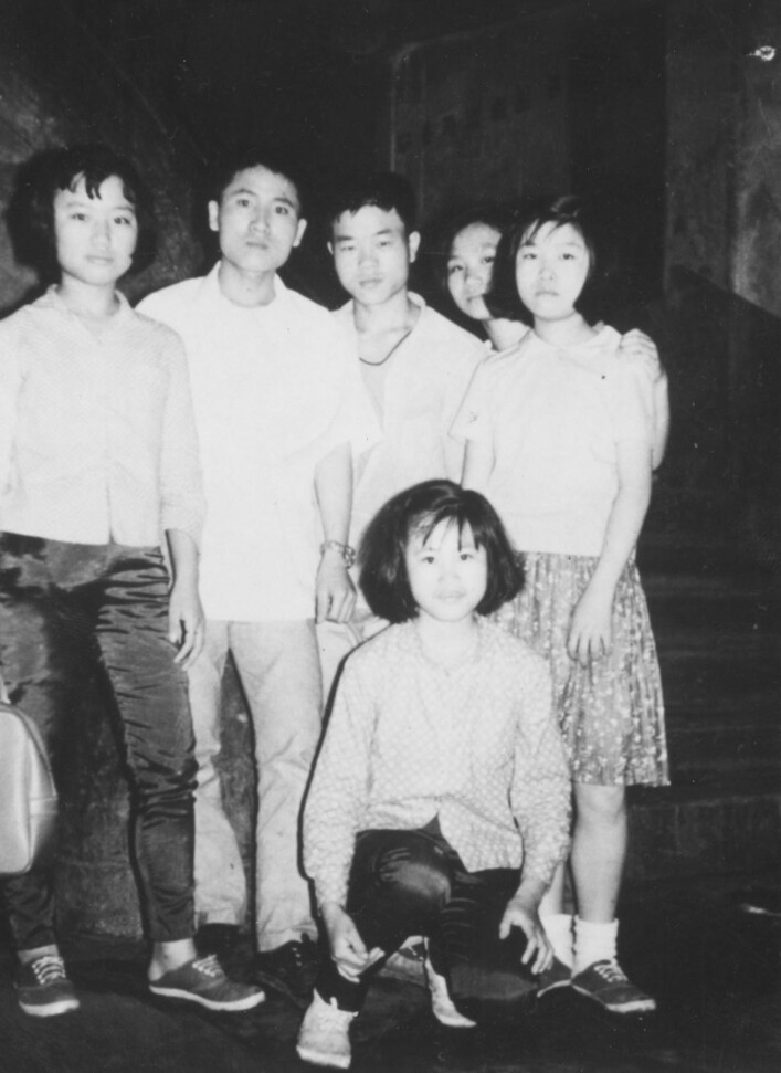 전태일 열사(뒷줄 가운데)가 서울 평화시장에서 ‘시다’로 갓 취직했을 때 동료들과 함께 찍은 사진. 전태일기념재단 제공