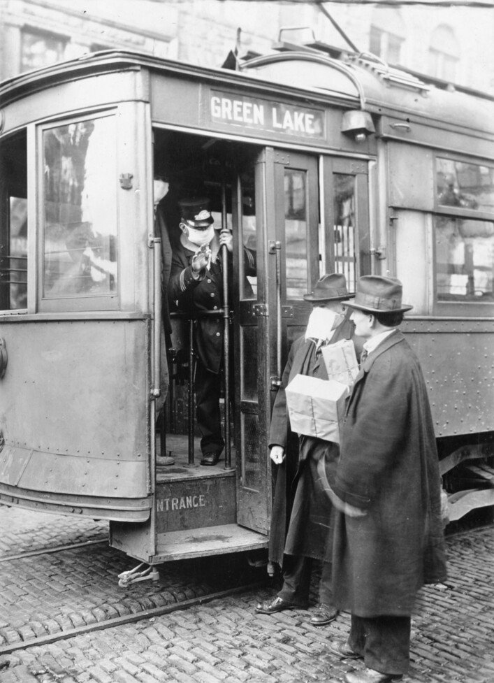 1918년 시애틀의 한 전차 승무원이 마스크를 착용하지 않은 승객의 탑승을 거부하고 있다. 위키미디어 코먼스 제공.