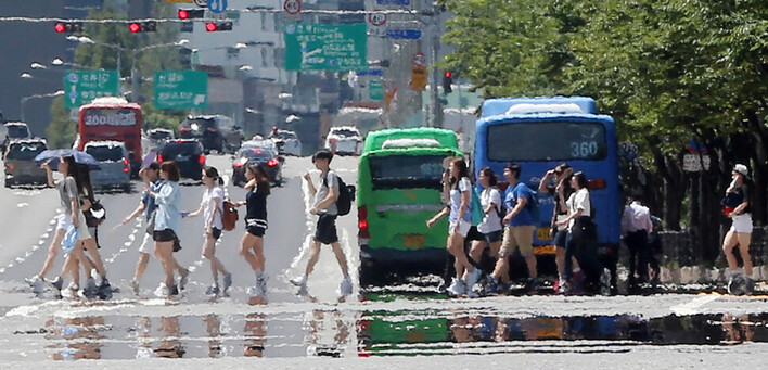 폭염경보가 발표된 2014년 8월1일 서울 영등포구 여의도의 한 대로에 열기로 인한 아지랑이가 피어오르고 있다. 연합뉴스