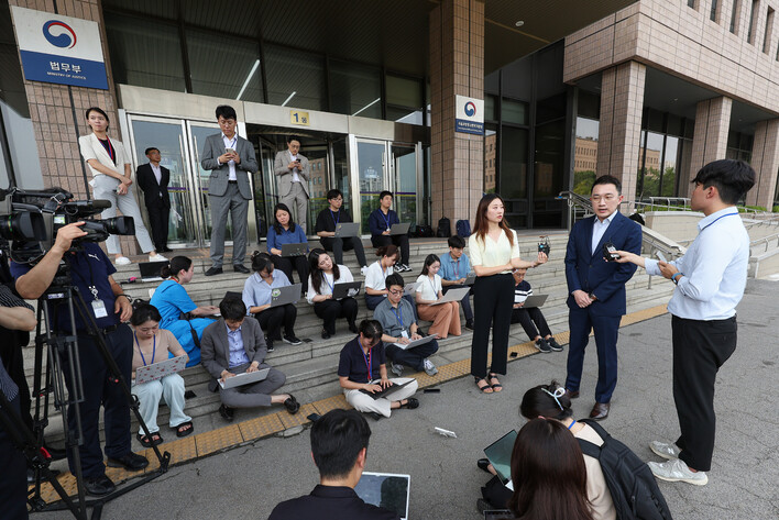 엄보운 로앤컴퍼니 이사가 20일 오후 법률 서비스 플랫폼 ‘로톡' 가입 징계 변호사 이의신청 관련 심의가 열린 정부과천청사 법무부에서 입장을 밝히고 있다. 연합뉴스