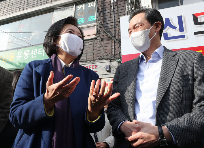 23일 오전 서울 중구 남대문시장에서 서울시장 보궐선거 경선에 나서는 우상호 의원(오른쪽)과 박영선 전 중소벤처기업부 장관이 대화를 하고 있다. 연합뉴스