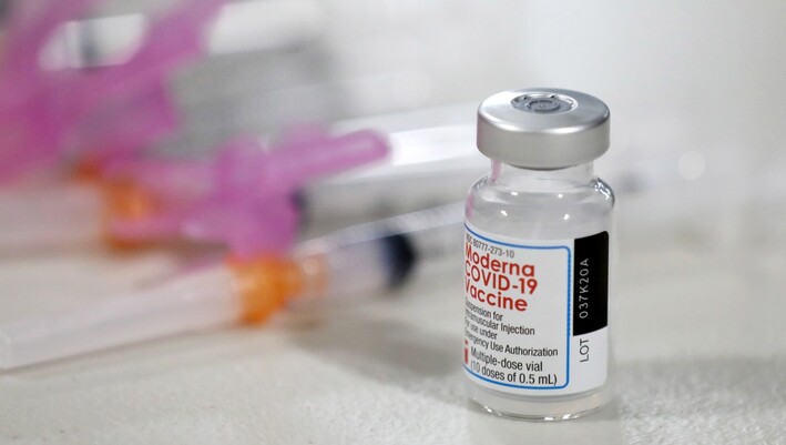모더나의 코로나19 백신이 주사기 옆에 놓여 있다. EPA 연합뉴스
