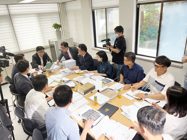 한동훈 법무부장관이 14일 제주시 연동 제주4·3사건 직권재심 권고 합동수행단을 찾아 대화를 나누고 있다. 허호준 기자