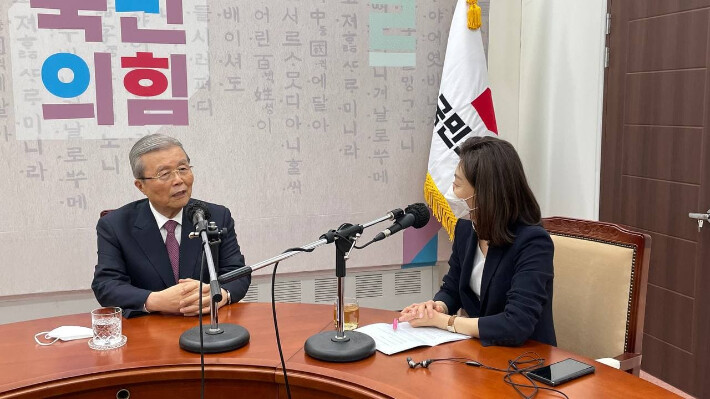 김종인 국민의힘 비상대책위원장(왼쪽)이 김현정 피디와 인터뷰하고 있다. 노컷뉴스