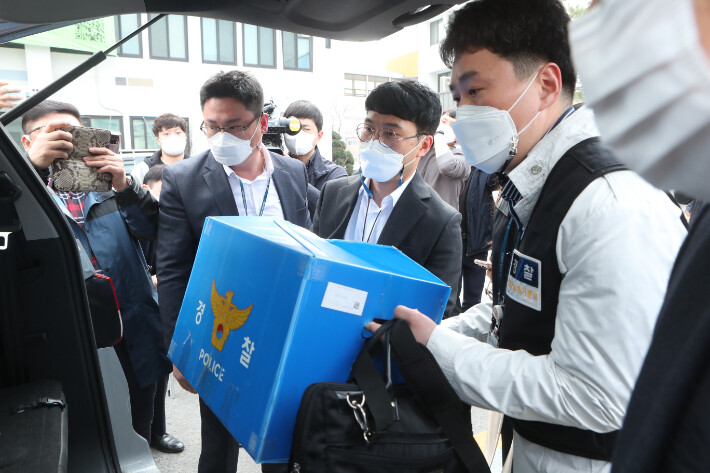 지난 15일 경기도 포천시청에서 경찰이 압수수색을 마친 뒤 압수물품을 차량으로 옮기고 있다. 연합뉴스