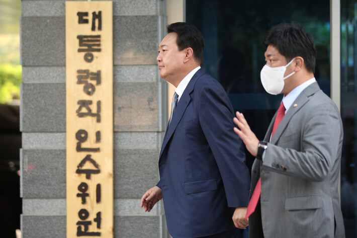 윤석열 대통령 당선자가 6일 오후 대통령직인수위원회 해단식에 참석하기 위해 서울 종로구 통의동 인수위 사무실을 나서고 있다. 인수위사진기자단