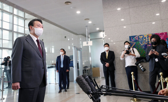 윤석열 대통령이 15일 오전 서울 용산 대통령실 청사로 출근하면서 취재진의 질문에 답하고 있다. 대통령실통신사진기자단