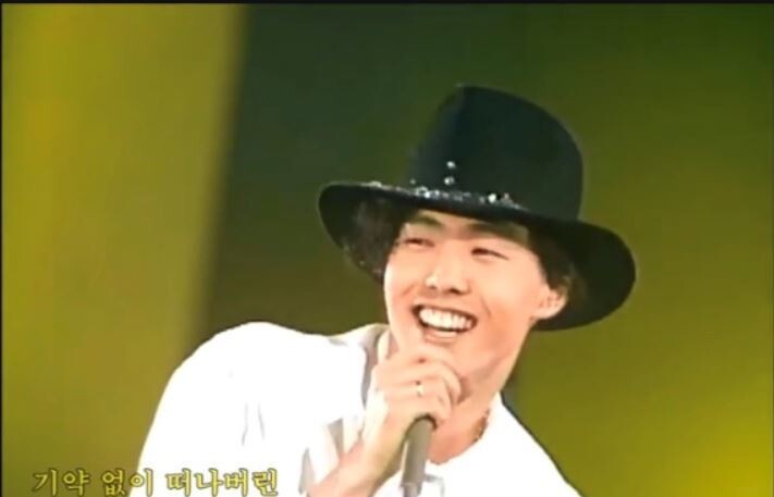 과거 영상이 에스엔에스에서 화제를 모으며 25년 만에 다시 인기를 얻고 있는 90년대 가수 양준일. 지드래곤 닮은 모습으로 관심을 끌다가 노래에 빠져 ‘입덕’하는 팬들이 늘고 있다. 유튜브 영상 갈무리