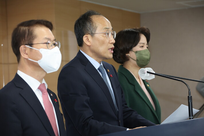 추경호 경제부총리 겸 기획재정부 장관이 20일 정부서울청사 브리핑실에서 이정식 고용노동부 장관, 이영 중소벤처기업부 장관이 배석한 가운데 추가연장근로 일몰 연장 입법 촉구 대국민담화문을 발표하고 있다. 연합뉴스