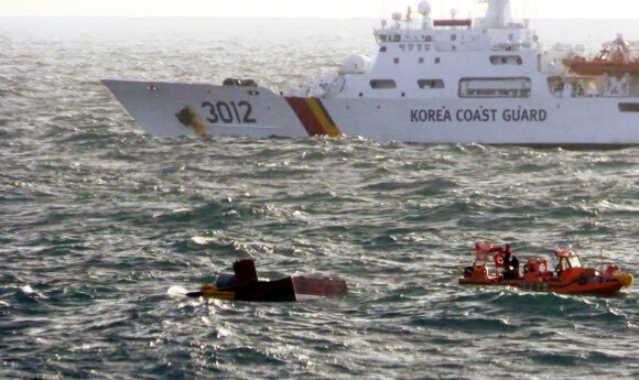 제주 차귀도 서쪽 해상에서 발생한 대성호 화재 실종자 수색 이틀째인 20일 해경 함정과 단정이 대성호 선미 부분이 있는 해역에서 수색을 진행하고 있다. 제주지방해양경찰청 제공