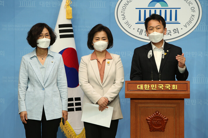 더불어민주당 초선의원들이 22일 국회 소통관에서 당 지도부에 요구하는 쇄신안을 발표하고 있다. 연합뉴스