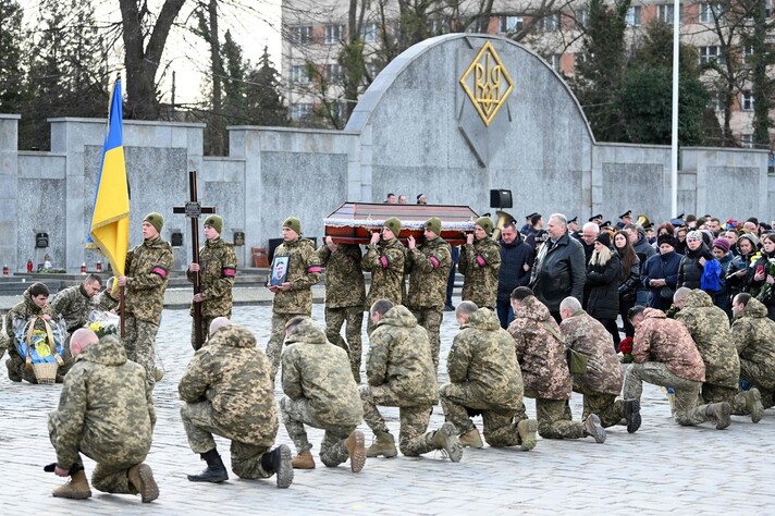 우크라이나인들이 7일 우크라이나 서부도시 르비우에서 전사자 장례식을 하고 있다. 리비우/AFP 연합뉴스