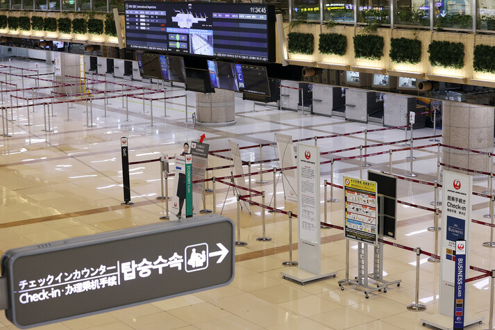 10일 서울 강서구 방화동 김포국제공항 국제선 청사가 코로나19로 인한 일본의 입국제한 여파로 한산한 모습을 보이고 있다. 연합뉴스