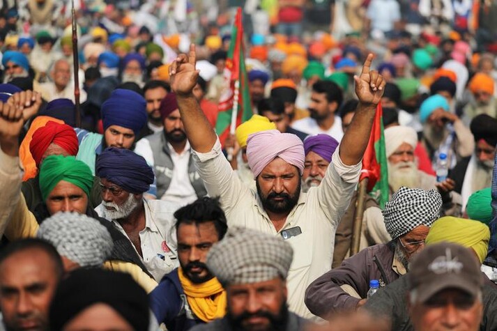지난해 12월4일(현지시각) 인도 농민들이 뉴델리 북쪽 경계 싱후에서 농민법 반대 시위를 하고 있다. 싱후/로이터 연합뉴스