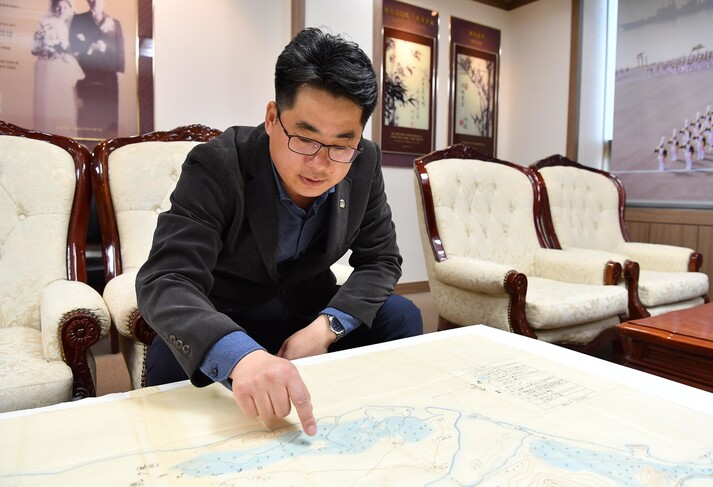 해군사관학교 박준형 박물관장이 녹둔도 실측지도를 살펴보고 있다. 사진 해군 제공